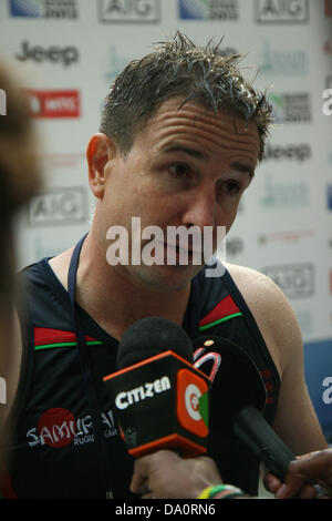 Moskau, Russland. 30. Juni 2013. Kenia Trainer Mike Freitag wird nach dem Kenia V England Spiel an die Rugby World Cup 7er im Luzniki-Stadion in Moskau von der Presse interviewt. Bildnachweis: Elsie Kibue / Alamy Live News Stockfoto