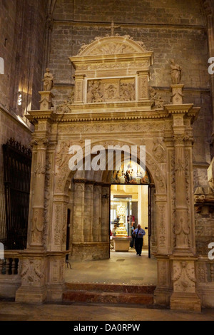 Eingang, la Seu Kathedrale von Santa Maria di Palma, Palma De Mallorca, Mallorca, Spanien Stockfoto