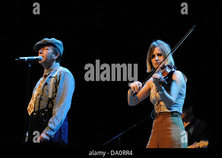 BARCELONA - 25 Mai: Dexys Band führt auf Heineken Primavera Sound Festival 2013 am 25. Mai 2013 in Barcelona, Spanien. Original Stockfoto