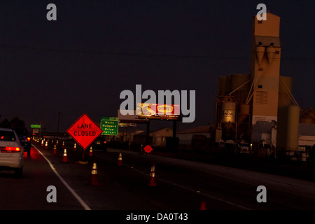 Lane Schließung und Straßenbau Schilder entlang der kalifornischen Highway 99 im Zentraltal Stockfoto