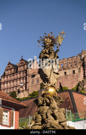 Statue der Jungfrau Maria und Jesus in der Kornmarkt, Heidelberg, Deutschland Stockfoto