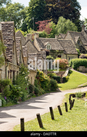 Die hübschen Cotswold Steinhütten in Arlington Row, Bibury, Gloucestershire, Großbritannien Stockfoto