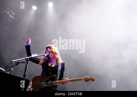 BARCELONA - 23 Mai: Jenny Lewis, Background-Gesang, Keyboards & Sampler der Band The Postal Service, führt bei PS13 Stockfoto