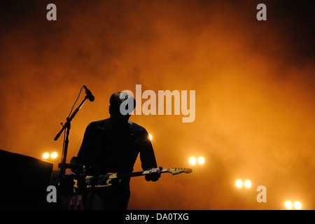 BARCELONA - 23 Mai: Silhouette von Ben Gibbard, Sänger und Gitarrist von The Postal Service Band Primavera Sound führt. Stockfoto