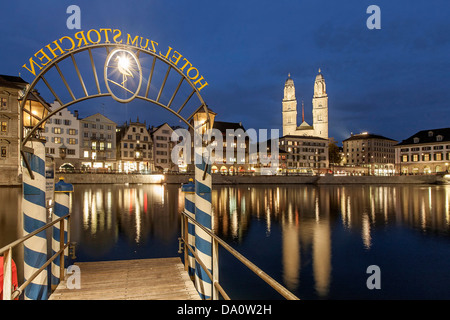 Pier Hotel Storchen Altstadt, Fluss Limmat in der Nacht, Limmatquai, Grossmünster, Schweiz, Zürich, Stockfoto