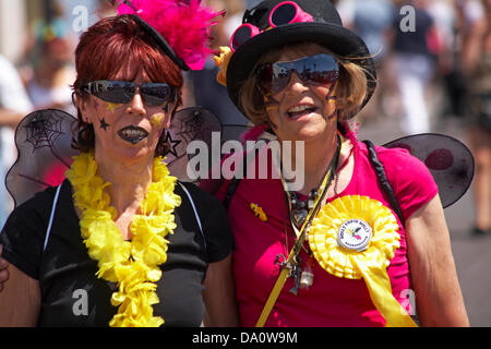 Poole, Dorset, UK 30. Juni 2013. Volksfest für Poole, ein spannendes neues Festival von Poole Tourismus und Folk Dorset mit achtzehn Morris Seiten tanzen traditionelle englische Tänze aus über den Süden und westlich von England über die zweitägige Veranstaltung, sowie musikalische Veranstaltungen organisiert. Holly Copse Molly Credit: Carolyn Jenkins/Alamy Live-Nachrichten Stockfoto