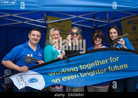 Preston, UK 30. Juni 2013.  Eric Huges, Janet Orritt, Jacqui de-Rose, Sandra Crook und Laura Priester, Fortschritt Housing Group bei Mela & Festival Partnerschaft Nordwesten statt auf dem Markt Flagge, Preston, UK ein Familienfest der südasiatischen Kultur. Eröffnet wurde die Veranstaltung gesponsert von Lancashire County Council von Lady Bürgermeister Stadtrat Veronica Afrin. Bildnachweis: Cernan Elias/Alamy Live-Nachrichten Stockfoto