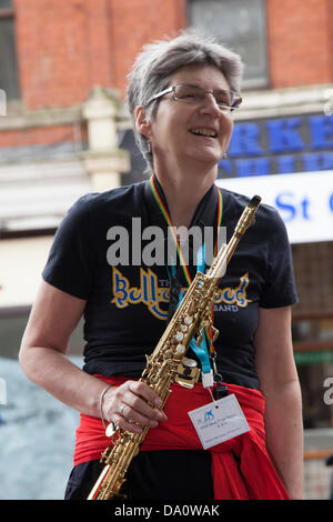 Preston, UK 30. Juni 2013.  Bollywood-Band-Mitglied im Nordwesten Mela & Festival Partnerschaft statt auf dem Markt Flagge, Preston, UK ein Familienfest der südasiatischen Kultur. Eröffnet wurde die Veranstaltung gesponsert von Lancashire County Council von Lady Bürgermeister Stadtrat Veronica Afrin. Das multikulturelle Ereignis kennzeichnete die übliche Kombination von live Musik, Tanz, Essen und Handwerk Stände, eine Kirmes, Aktivität Workshops und eine lebendige Mela-Prozession in der Innenstadt. Bildnachweis: Cernan Elias/Alamy Live-Nachrichten Stockfoto