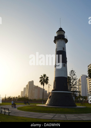 Faro (Leuchtturm) mit Blick auf den Pazifischen Ozean entlang der Malecon De La Reserva in Miraflores, Lima. Stockfoto