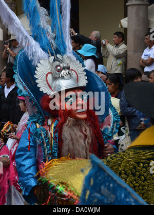 Traditionell kostümierten Tänzer der Anden in einer Parade in der Karwoche in Cusco, Peru Stockfoto