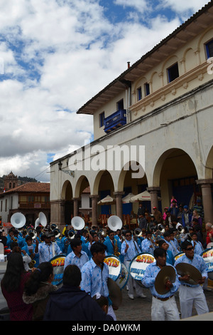 Traditionell kostümierten Tänzer der Anden in einer Parade in der Karwoche in Cusco, Peru Stockfoto