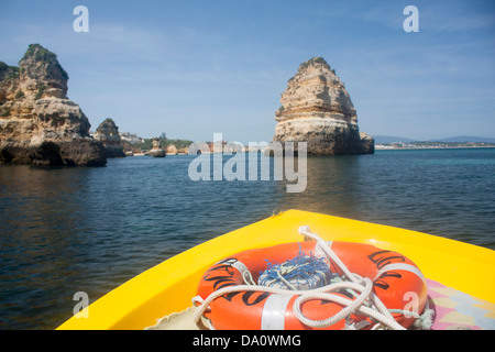 Blick vom Schiff während der Reise rund um die Küste bei Ponta da Piedade in der Nähe von Lagos mit Meer-Stack Lagos Algarve Portugal Stockfoto