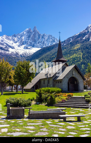 Aiguille du Dru und Aiguille Verte gesehen von der Kapelle bei Les Praz, Chamonix-Mont-Blanc Stockfoto