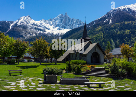 Aiguille du Dru und Aiguille Verte gesehen von der Kapelle bei Les Praz, Chamonix-Mont-Blanc Stockfoto