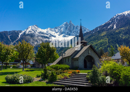 Aiguille du Dru und Aiguille Verte gesehen von der Kapelle bei Les Praz, Chamonix-Mont-Blanc Stockfoto