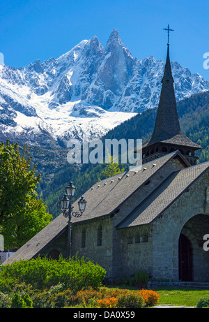 Aiguille du Dru und Aiguille Verte gesehen von der Kapelle bei Les Praz, Chamonix-Mont-Blanc Stockfoto