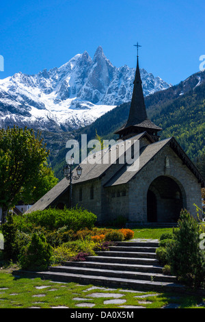 Aiguille du Dru und Aiguille Verte gesehen von der Kapelle bei Les Praz, Chamonix-Mont-Blanc Stockfoto