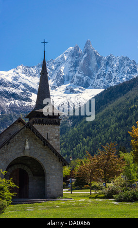 Aiguille du Dru und Aiguille Verte gesehen von der Kapelle bei Les Praz, Chamonix-Mont-Blanc Stockfoto