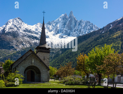 Aiguille du Dru und Aiguille Verte gesehen von der Kapelle bei Les Praz, Chamonix-Mont-Blanc Stockfoto