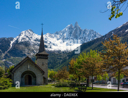 Aiguille du Dru und Aiguille Verte gesehen von der Kapelle bei Les Praz, Chamonix-Mont-Blanc Stockfoto