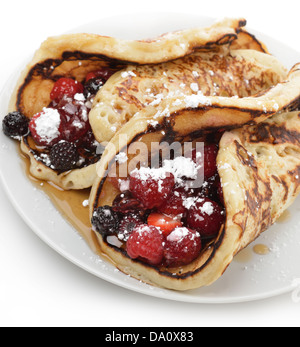 Pfannkuchen mit Beeren und Ahornsirup, Nahaufnahme Stockfoto