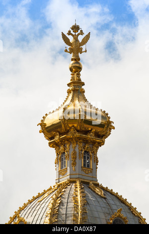 Nahaufnahme der goldenen Kuppel im Sommergarten (Peterhof, Russland) Stockfoto