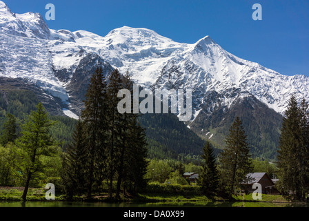 Aiguilles von Chamonix und Mont Blanc vom Lac des Gaillands, Chamonix, Frankreich Stockfoto