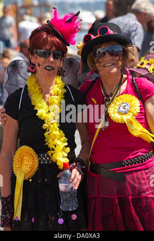 Poole, Dorset, UK 30. Juni 2013. Volksfest für Poole, ein spannendes neues Festival von Poole Tourismus und Folk Dorset mit achtzehn Morris Seiten tanzen traditionelle englische Tänze aus über den Süden und westlich von England über die zweitägige Veranstaltung, sowie musikalische Veranstaltungen organisiert. Holly Copse Molly Stockfoto