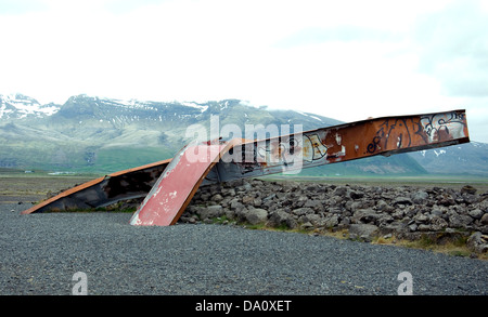 An Islands Südküste die verdrehte strebe eine eiserne Brücke vom tobenden Fluten zerstört bleibt als informelle Denkmal Stockfoto