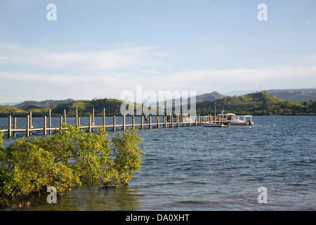 Eine lange Mole erstreckt sich über das Riff im Loloata Island Resort in der Nähe von Port Moresby, Papua-Neu-Guinea. Stockfoto