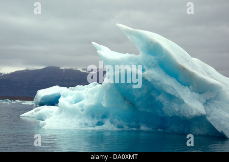 Gletscherlagune Islands Jökulsárlón enthält treibende Eisbergen in einer Vielzahl von Größen, Formen und Farben--einschließlich skyblue Stockfoto