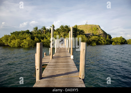 Eine lange Mole erstreckt sich über das Riff im Loloata Island Resort in der Nähe von Port Moresby, Papua-Neu-Guinea. Stockfoto