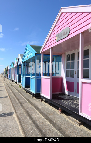 Reihe von bunten Strand Hütten gegen einen perfekten blauen Himmel am Strand von Southwold, Suffolk, England. Stockfoto