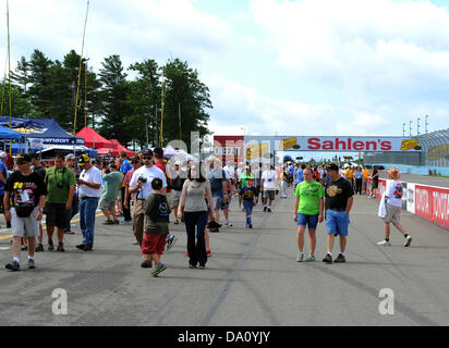 30. Juni 2013 - Watkins Glen, New York, USA - 30. Juni 2013: Gesamtansicht der Boxengasse während der Fan-Walk vor der Stat der GRAND-AM Rolex Series Sahlen sechs Stunden The Glen in Watkins Glen International in Watkins Glen, New York. Stockfoto