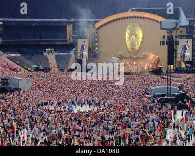 Wembley Stadium, London, UK. 30. Juni 2013. Ein große Gruppe Kampf beginnt um das Robbie Williams Konzert.  Frauen und Männer waren an der Schlägerei beteiligt stattfand während Robbie Williams spielte. Hinweis: Bild mit Handy durch akkreditierte Fotografen Taken. Kampf im weißen Ring in Bildmitte stattfindet. Kredit Natalie Crawford/Alamy Live-Nachrichten Stockfoto