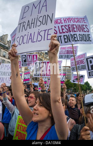 Paris, Frankreich, LGBT Groups Marching in Annual Gay Pride March, Collective, Oui, Oui, Oui, Organisation protestiert für Transgender und medizinisch betreute Schwangerschaften, (PMA, MAP), Frau mit Protestzeichen, Schwulenrechtskampf, Halten des Schildes „sozialistischer Verrat“ (über die Gewährung von Ehegatten) 2013 Stockfoto