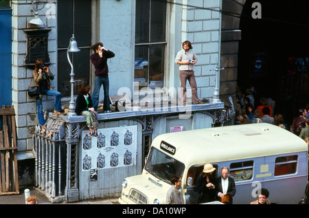Fotografen in Covent Garden fotografieren Straßenkünstler London WC2 England UK 1973 KATHY DEWITT Stockfoto
