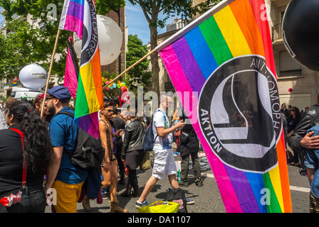 Paris, Frankreich, extreme Linke, Anti-Faschisten, LGBT-Gruppen marschieren mit Regenbogenfahnen in der jährlichen Gay Pride Parade, Jugendaktivist lgbt-Demonstrationsaktivismus frankreich Stockfoto