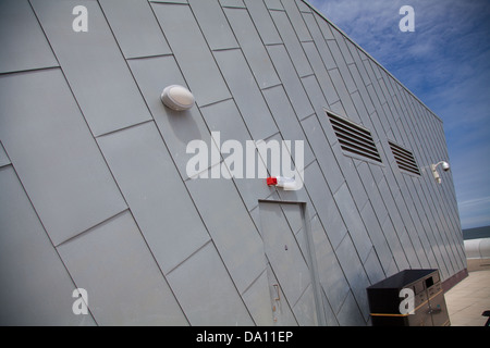 Neu abgeschlossenen Porth Eirias Zentrum, Colwyn Bay zeigt kreative Schuss Metall verkleidet Abschnitt mit CCTV Dome-Kamera-Beleuchtung Stockfoto