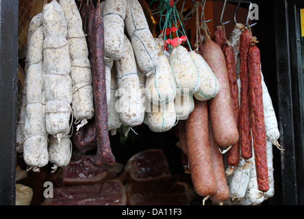 Andere Sorte von italienischer Salami hängen ein Feinkostgeschäft Stockfoto