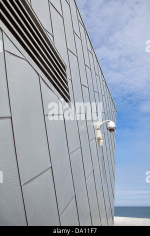 Neu abgeschlossenen Porth Eirias Zentrum, Colwyn Bay zeigt kreative Schuss aus Metall verkleidet mit CCTV Dome-Kamera & vent Stockfoto