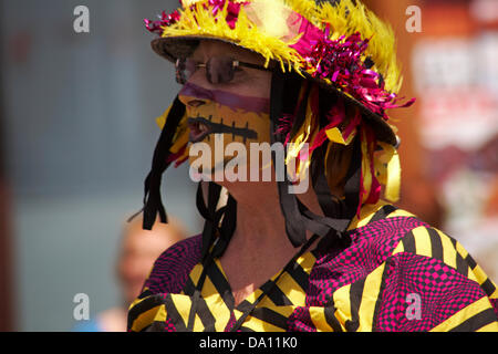 Poole, Dorset, UK 30. Juni 2013. Volksfest für Poole, ein spannendes neues Festival von Poole Tourismus und Folk Dorset mit achtzehn Morris Seiten tanzen traditionelle englische Tänze aus über den Süden und westlich von England über die zweitägige Veranstaltung, sowie musikalische Veranstaltungen organisiert. Holly Copse Molly Credit: Carolyn Jenkins/Alamy Live-Nachrichten Stockfoto