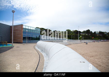 Eirias-Zentrum der neu abgeschlossenen Porth, Colwyn Bay zeigt zwei Etagen Glas Abschnitt des Gebäudes, Küstenschutzes und Strand Stockfoto