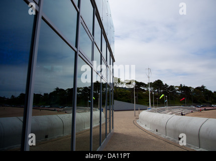 Das gerade fertiggestellte Porth Eirias Zentrum, Abwehrkräfte Colwyn Bay zeigt zwei Etagen Glas Abschnitt des Gebäudes und des Meeres Stockfoto