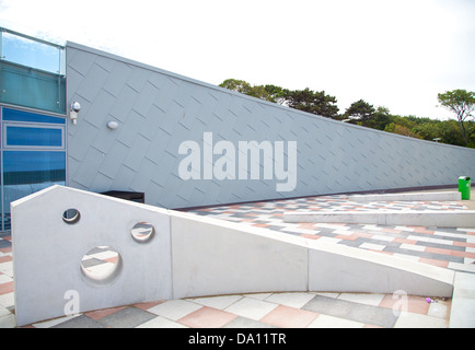 Eirias-Zentrum der neu abgeschlossenen Porth, Colwyn Bay zeigt Skulptur aus Beton / Straße Möbel / skate-Rampe Stockfoto