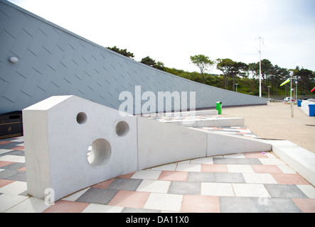 Eirias-Zentrum der neu abgeschlossenen Porth, Colwyn Bay zeigt Skulptur aus Beton / Straße Möbel / skate-Rampe Stockfoto