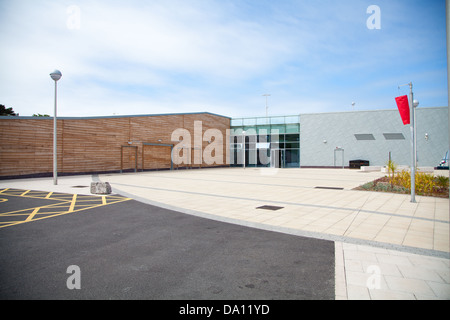 Neu abgeschlossenen Porth Eirias Zentrum, zerschlug Colwyn Bay mit Parkplatz, steinernen Terrasse und Seite Eingang Stockfoto