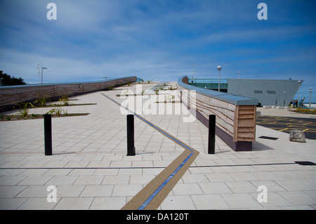 Eirias-Zentrum der neu abgeschlossenen Porth, Colwyn Bay mit Rampe bis zur Aussichtsplattform auf dem Dach Stockfoto