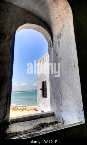 Angelboote/Fischerboote am Strand von Elmina Castle. Elmina Castle (auch genannt die Burg von St. George) befindet sich in Ghana. Stockfoto