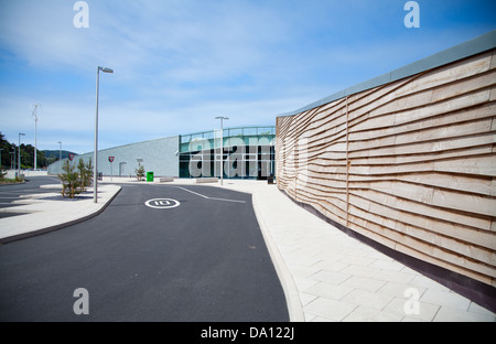 Eingang zum neu abgeschlossenen Porth Eirias Zentrum, Colwyn Bay zeigen vor dem Eingang, Halle und Holz & Metall verkleidete Fassade Stockfoto